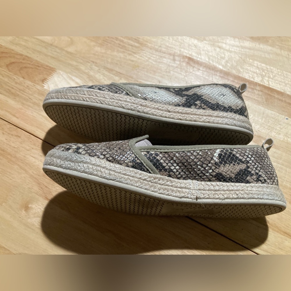 Clarks faux snake skin slip on shoes in size 7.5 M. EUC. Super adorable - Picture 5 of 11